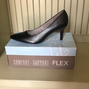 ☘️ 3/$30 ☘️ Life Stride Sevyn Black Heels